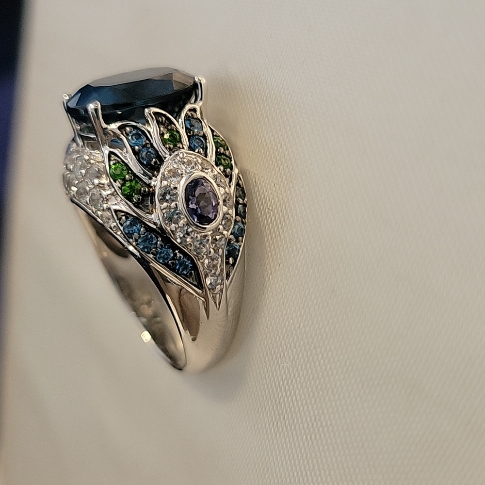 Victoria Wieck London, Blue topaz and Green Gemstone Ring - Picture 2 of 10